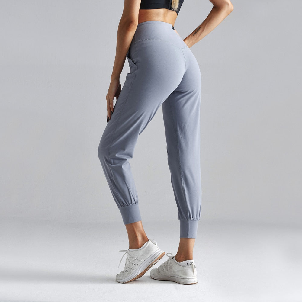 Yoga Fitness Pants: Curved Design for Lifted Hips in Sports and Leisure