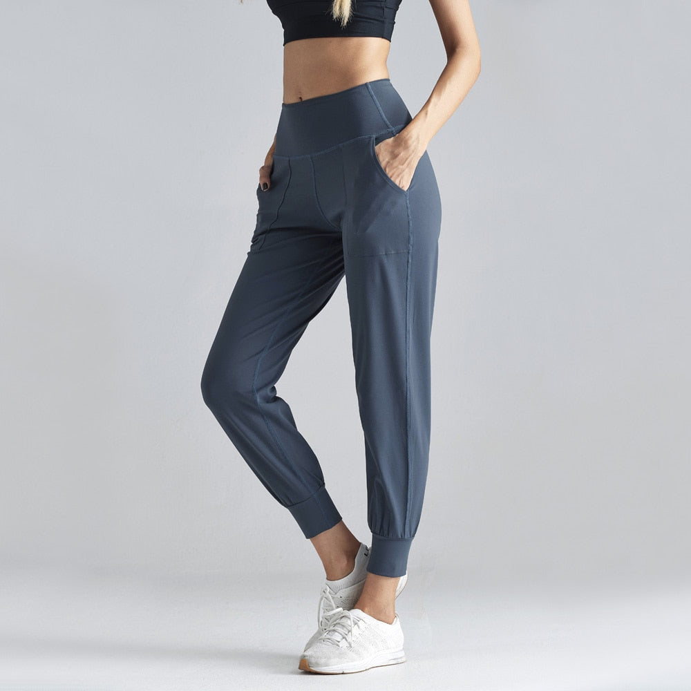 Yoga Fitness Pants: Curved Design for Lifted Hips in Sports and Leisure